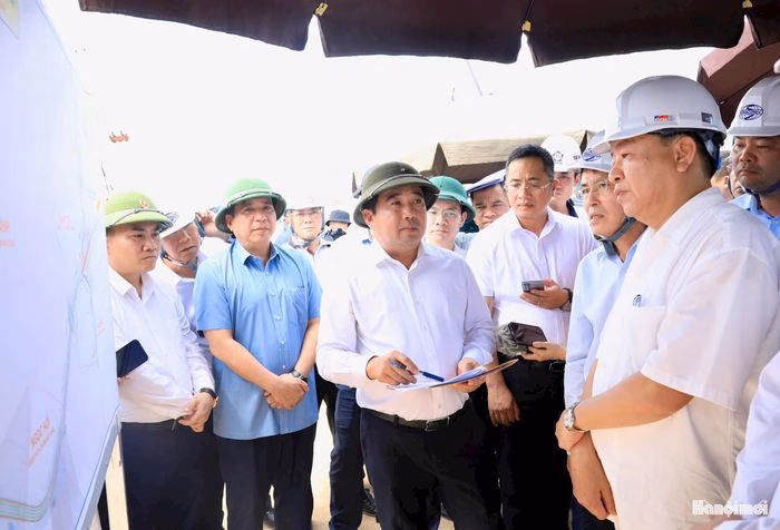 Bí thư Thành ủy Hà Nội Trần Đức Thắng trao đổi với các đơn vị liên quan về việc bảo đảm tiến độ dự án. Ảnh: Quang Thái