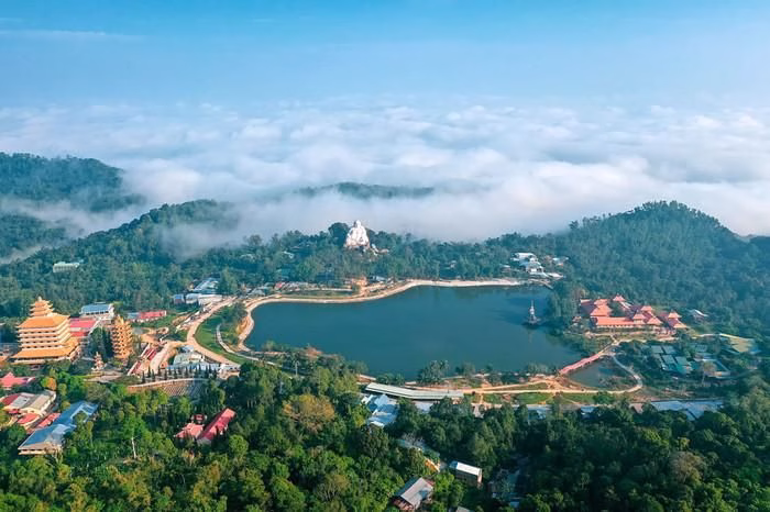 Núi Cấm thu hút du khách bởi những công trình tôn giáo đồ sộ và thiên nhiên xanh mướt.