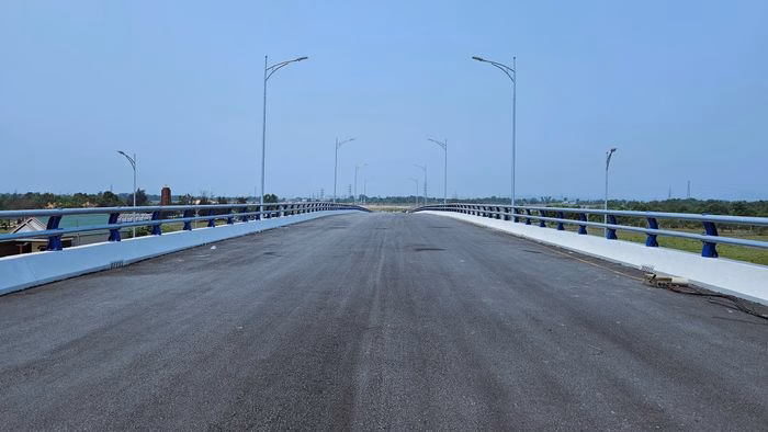 Cầu vượt QL1 (Km 0+430) với 5 nhịp đã hoàn thành thảm nhựa và lắp đặt thiết bị chiếu sáng.