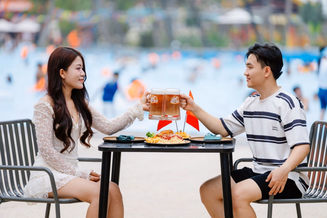 Du khách thưởng thức ẩm thực sau giờ vui chơi