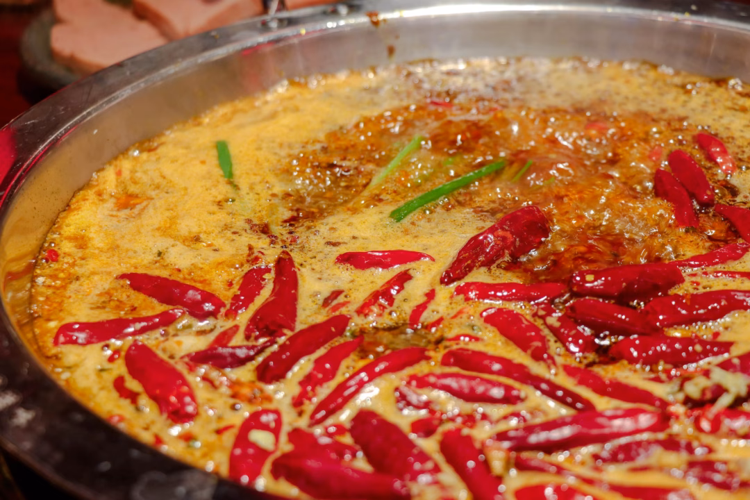 Thành Đô không chỉ là "thủ phủ cay" mà còn là một mô hình kinh tế F&B điển hình với sự giao thoa giữa bình dân và cao cấp. (Ảnh: SCMP)
