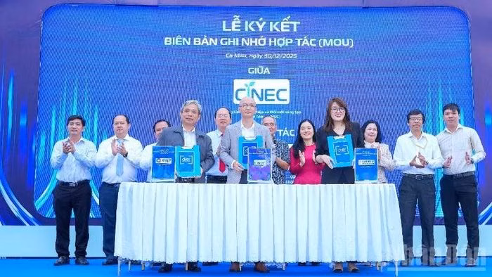 Ký kết hợp tác về Khoa học-Công nghệ giữa Trung tâm CiNEC Cà Mau với đối tác trước sự chứng kiến của lãnh đạo tỉnh.