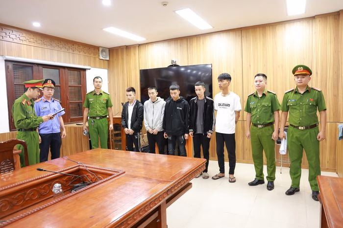 Cơ quan chức năng tạm giam một số đối tượng cầm đầu trong vụ náo loạn đường phố. Ảnh: CA.