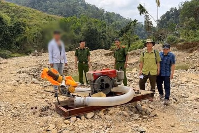 Hoạt động của nhóm "vàng tặc" gây ảnh hưởng nghiêm trọng đến môi trường sinh thái khu vực suối.