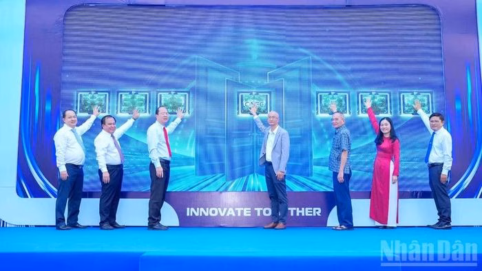 Lãnh đạo tỉnh Cà Mau cùng các đơn vị có liên quan nhấn nút khởi động ra mắt Trung tâm Khởi nghiệp và Đổi mới sáng tạo tỉnh Cà Mau.