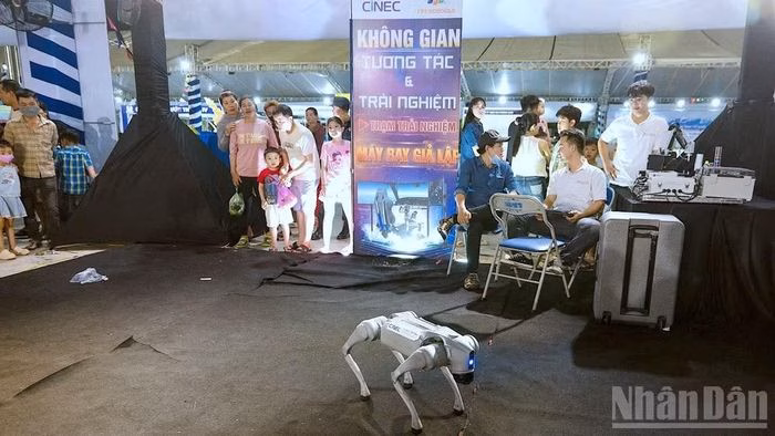 Một chú chó robot thông minh tham gia trình diễn tại không gian trưng bày về khoa học-công nghệ.
