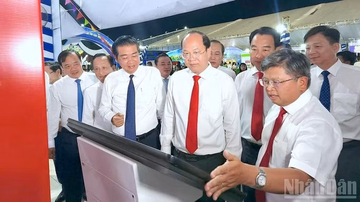 Bí thư Tỉnh ủy Cà Mau cùng lãnh đạo tỉnh tham quan gian hàng thành tựu khoa học-công nghệ của Tập đoàn Viettel.