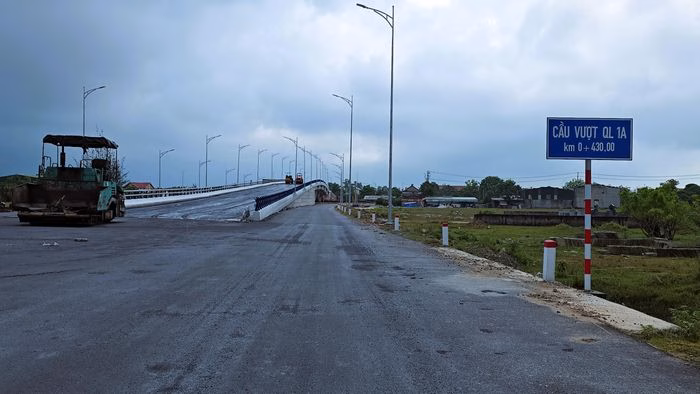 Công tác thảm bê tông nhựa đang được hoàn thiện những mét cuối cùng tại đoạn tường chắn phía Tây.