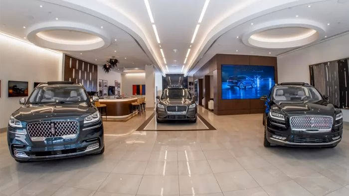 Lượng tồn kho tại các đại lý xe cũ Mỹ sụt giảm mạnh do nhu cầu tiêu thụ tăng đột biến. Ảnh: Carscoops.