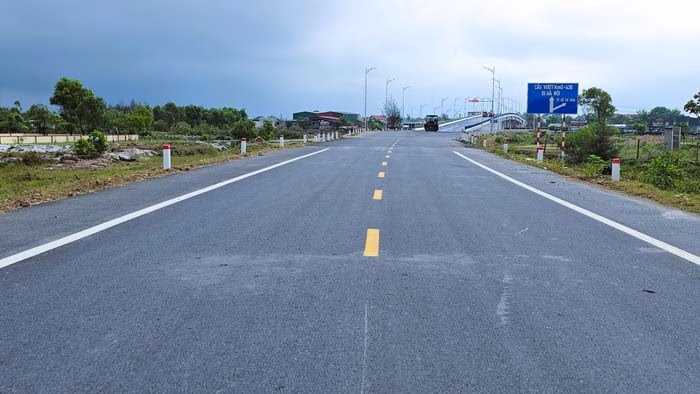 Các tuyến nhánh vuốt nối vào QL1 đã hoàn thành thảm nhựa và lắp đặt hệ thống an toàn giao thông.