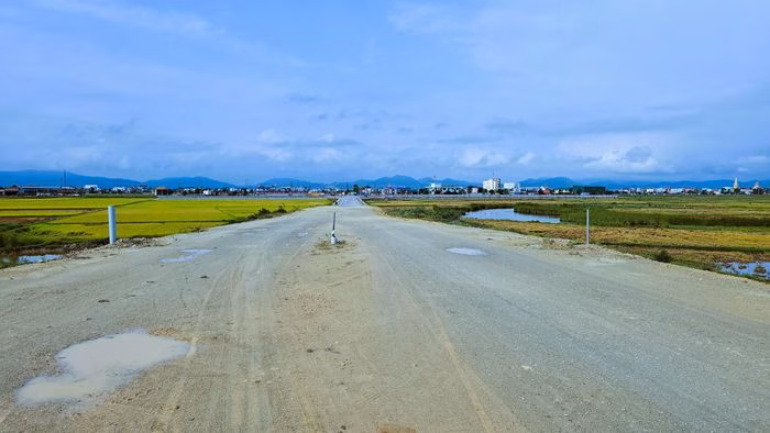 Công tác xử lý nền đất yếu đang được tập trung triển khai để kịp tiến độ tháng 6/2026.
