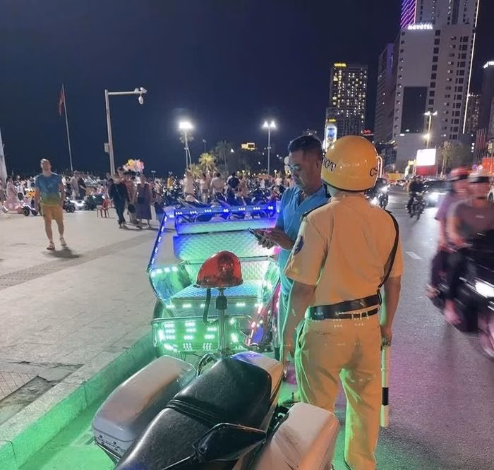 Lực lượng Cảnh sát giao thông tiến hành xử lý một tài xế xích lô chạy vào đường Trần Phú - tuyến đường cấm xe thô sơ kinh doanh.