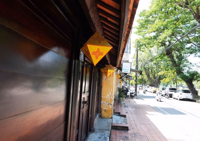 Các chi tiết chạm trổ trên vì kèo nhà rường thể hiện sự cầu kỳ và tinh tế.