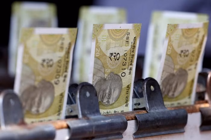 Đồng rupee Ấn Độ luôn nhạy cảm với những biến động của giá dầu Brent do đặc thù phụ thuộc nhập khẩu năng lượng. Ảnh: REUTERS