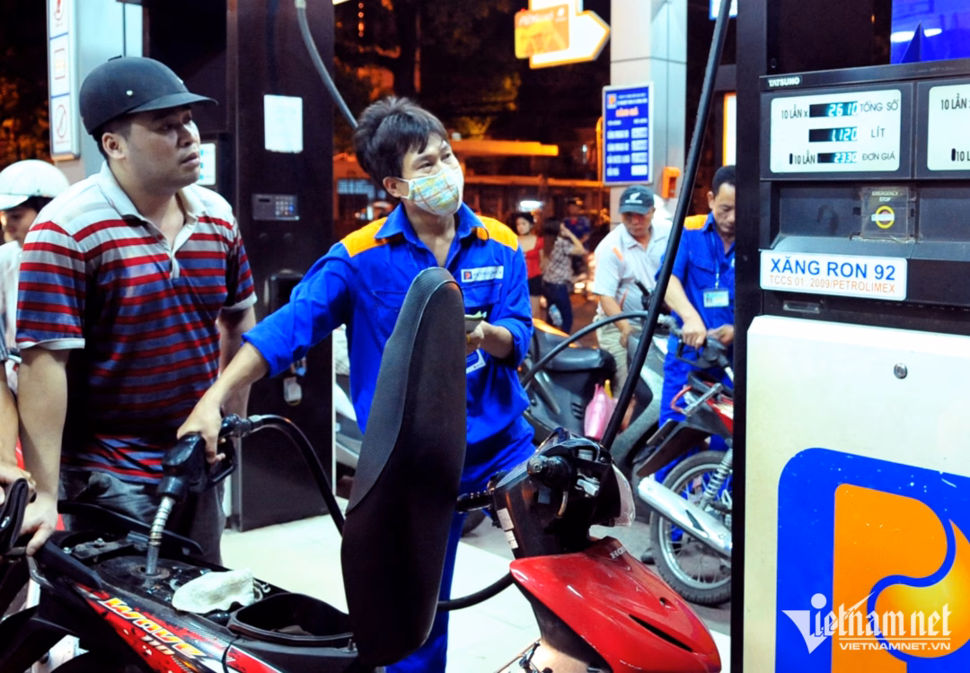 Sự ổn định tại các tuyến vận tải huyết mạch là yếu tố then chốt kiềm chế giá dầu. Ảnh: Nam Khánh