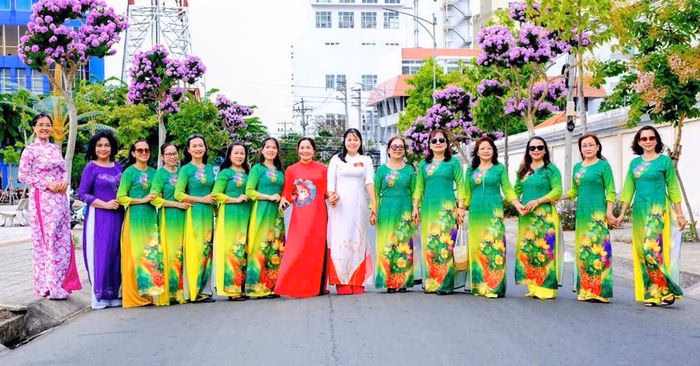 Sắc tím len lỏi giữa phố xá, mang lại cảm giác gần gũi, hiền hòa