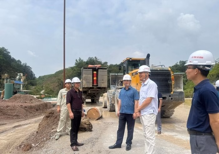 Đoàn Kiểm tra tại trạm trộn bê tông thương phẩm.