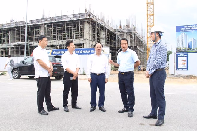 Thứ trưởng Bộ Xây dựng Nguyễn Văn Sinh kiểm tra tiến độ dự án nhà ở xã hội tại Khu công nghiệp VSIP (Bắc Ninh). Ảnh: Linh Ngọc