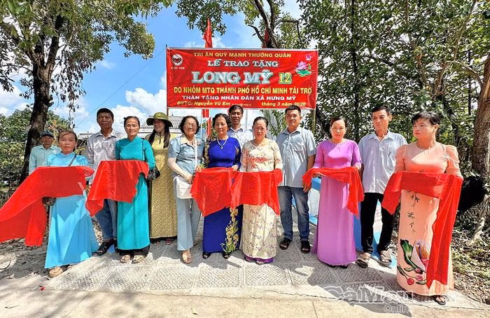 Chính quyền địa phương cùng nhà tài trợ tổ chức lễ khánh thành cầu giao thông nông thôn tại ấp Rau Dừa B.