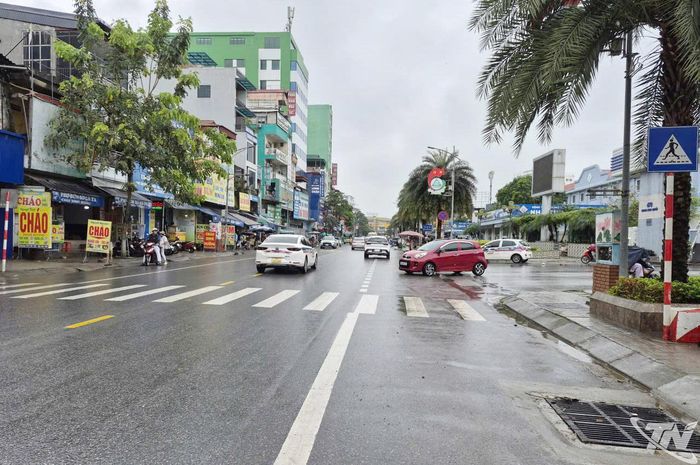 Nước rút khá nhanh tại khu vực trước cổng Bệnh viện Trung ương Thái Nguyên sau trận mưa lớn sáng nay.