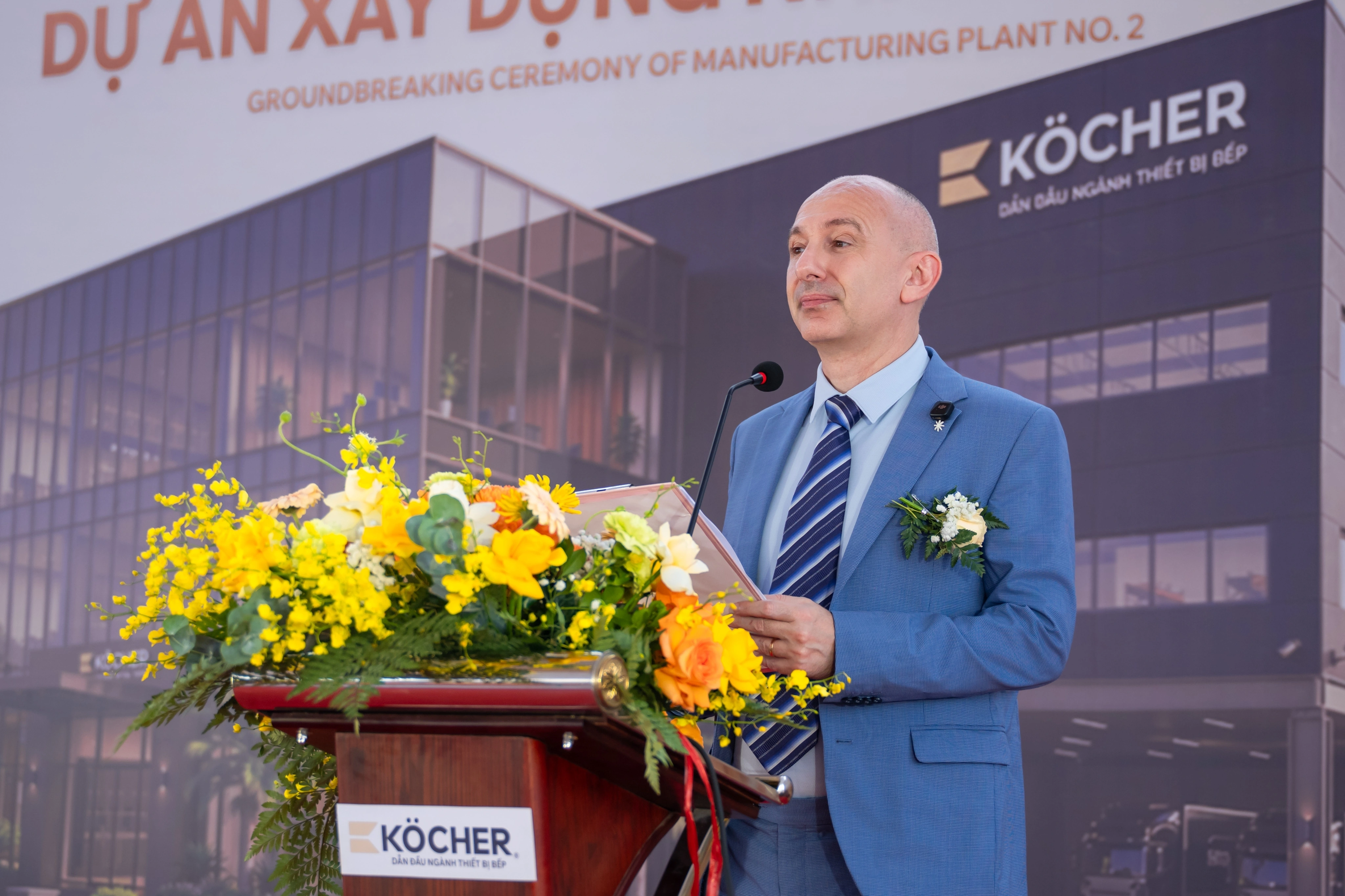 Đại diện EuroKera nhấn mạnh vai trò kiểm soát chất lượng nghiêm ngặt trong từng công đoạn sản xuất.