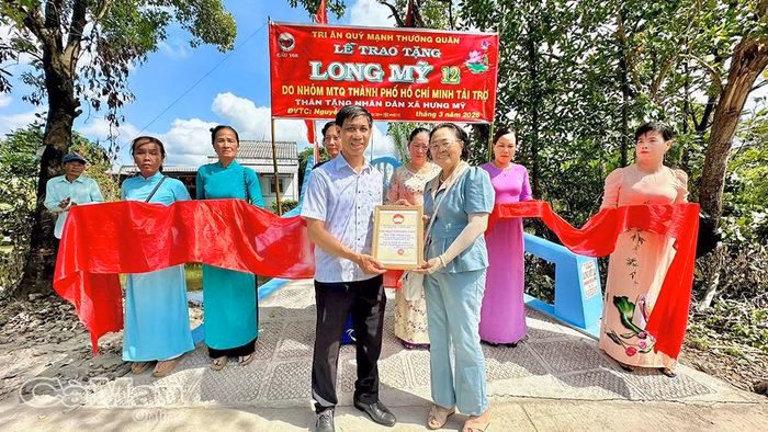 Phó Chủ tịch UBND xã Hưng Mỹ Đỗ Quốc Tây trao giấy khen ghi nhận “Tấm lòng vàng” của các mạnh thường quân đã có nhiều đóng góp tích cực trong công tác an sinh xã hội và xây dựng cầu giao thông nông thôn tại địa phương.