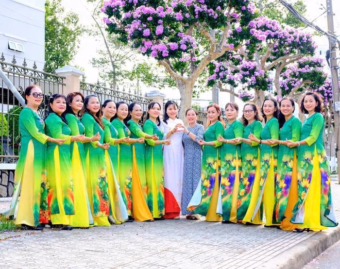 Sự kết hợp giữa áo dài và sắc tím bằng lăng tạo nên nét duyên dáng đặc trưng