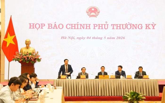 Thứ trưởng Bộ Y tế Lê Đức Luận chia sẻ thông tin tại họp báo chiều 4-5. Ảnh: Đình Hiệp
