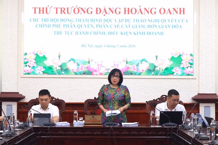 Thứ trưởng Đặng Hoàng Oanh kết luận cuộc họp về việc đơn giản hóa thủ tục hành chính.